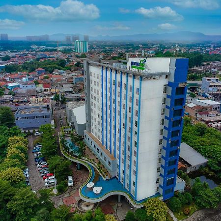 Primebiz Cikarang Hotel Luaran gambar